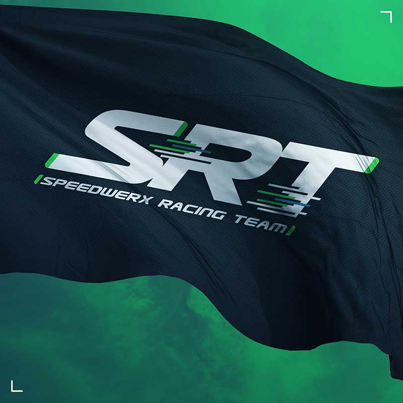 Bandera negra ondeando con el logotipo de SRTe